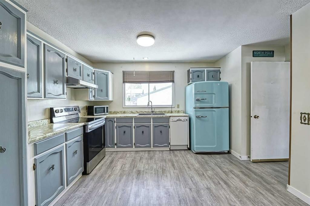 3523 48 Street Ne, Calgary, AB - Indoor Photo Showing Kitchen