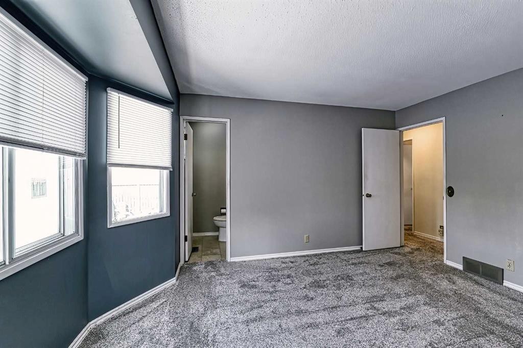 3523 48 Street Ne, Calgary, AB - Indoor Photo Showing Other Room