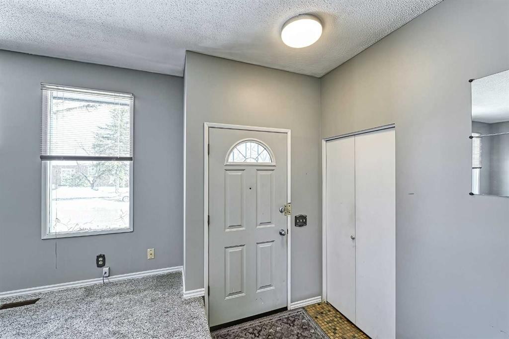 3523 48 Street Ne, Calgary, AB - Indoor Photo Showing Other Room