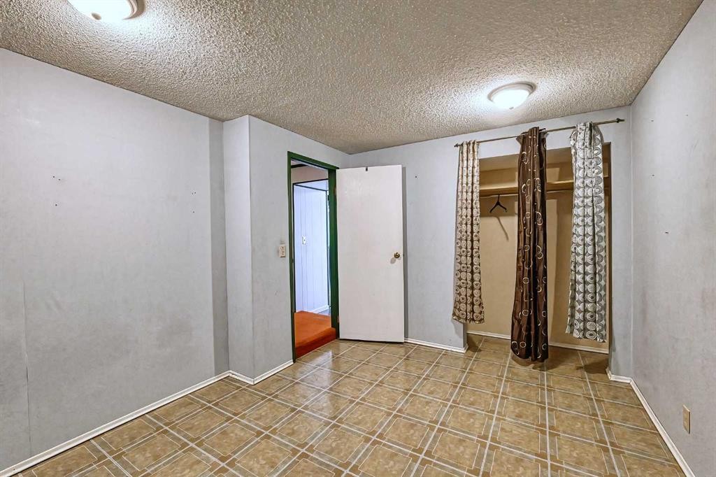 3523 48 Street Ne, Calgary, AB - Indoor Photo Showing Other Room