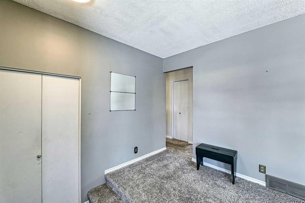 3523 48 Street Ne, Calgary, AB - Indoor Photo Showing Other Room