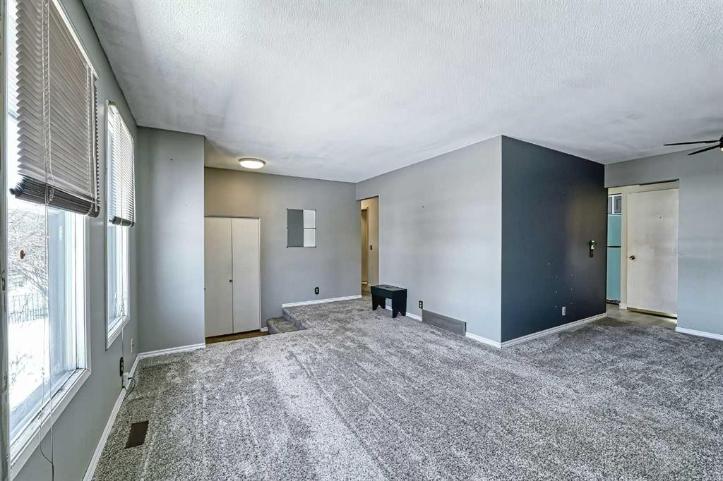 3523 48 Street Ne, Calgary, AB - Indoor Photo Showing Other Room