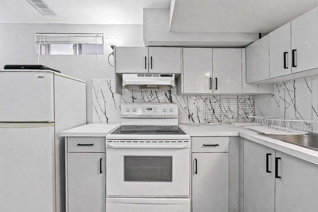 78 Martinview Crescent Ne, Calgary, AB - Indoor Photo Showing Kitchen