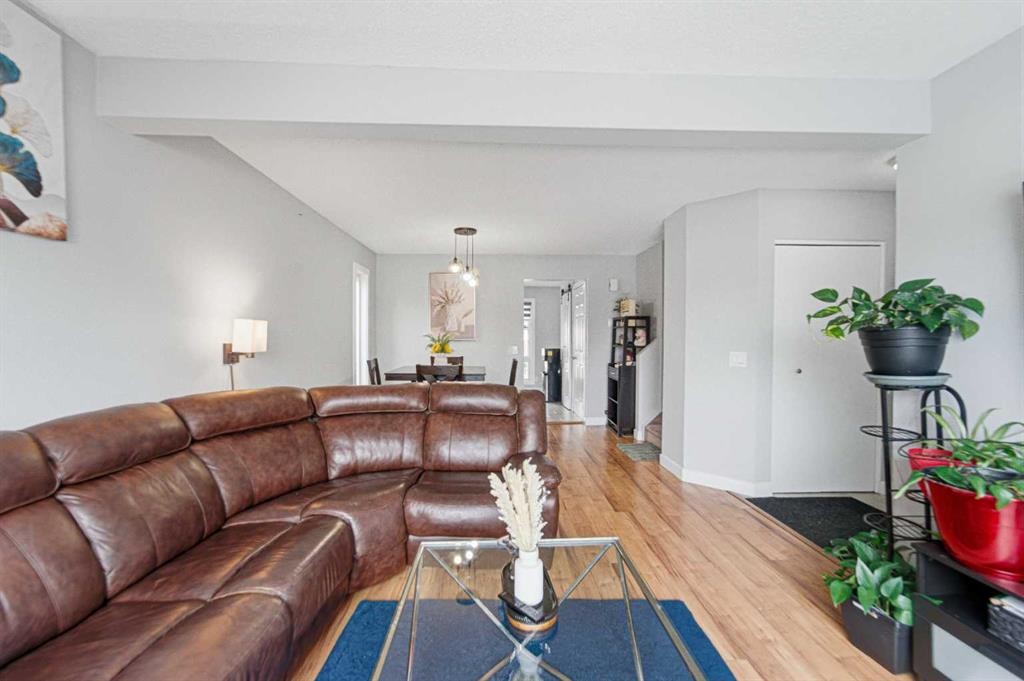 78 Martinview Crescent Ne, Calgary, AB - Indoor Photo Showing Living Room