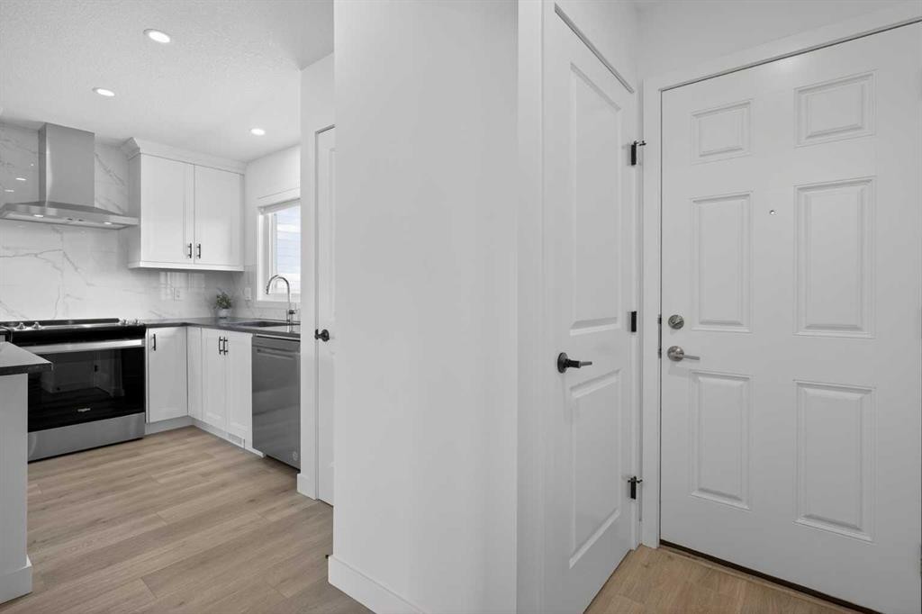 12 Heirloom Crescent Se, Calgary, AB - Indoor Photo Showing Kitchen