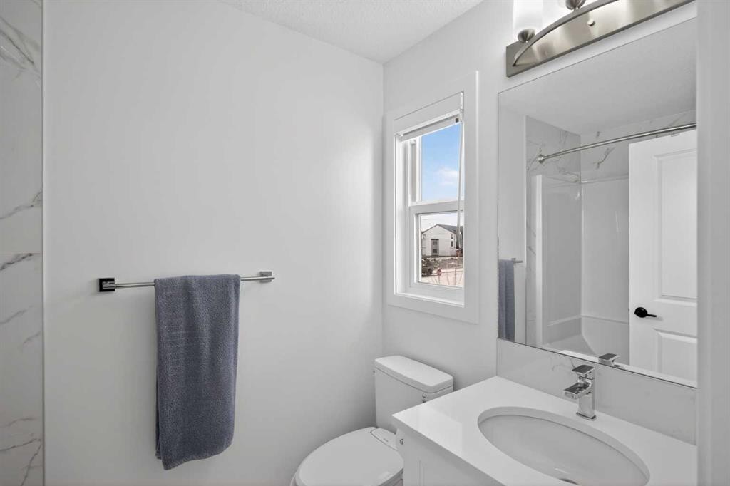 12 Heirloom Crescent Se, Calgary, AB - Indoor Photo Showing Bathroom
