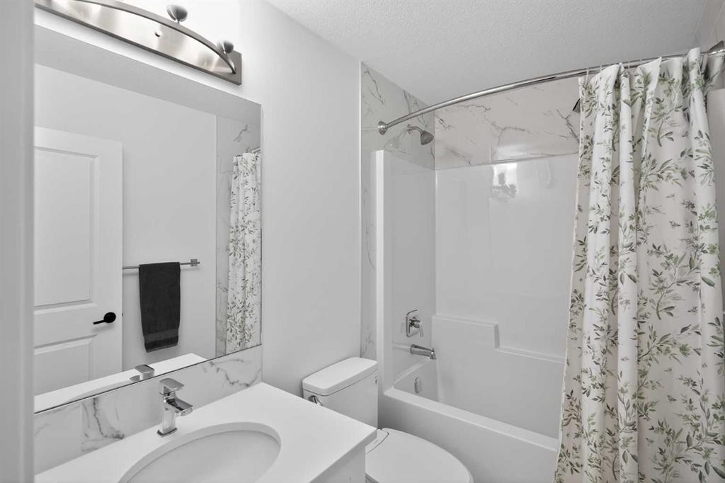 12 Heirloom Crescent Se, Calgary, AB - Indoor Photo Showing Bathroom