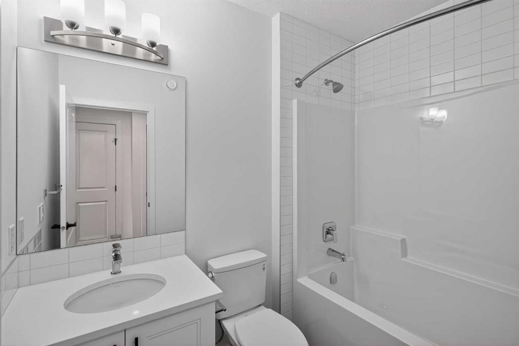 12 Heirloom Crescent Se, Calgary, AB - Indoor Photo Showing Bathroom