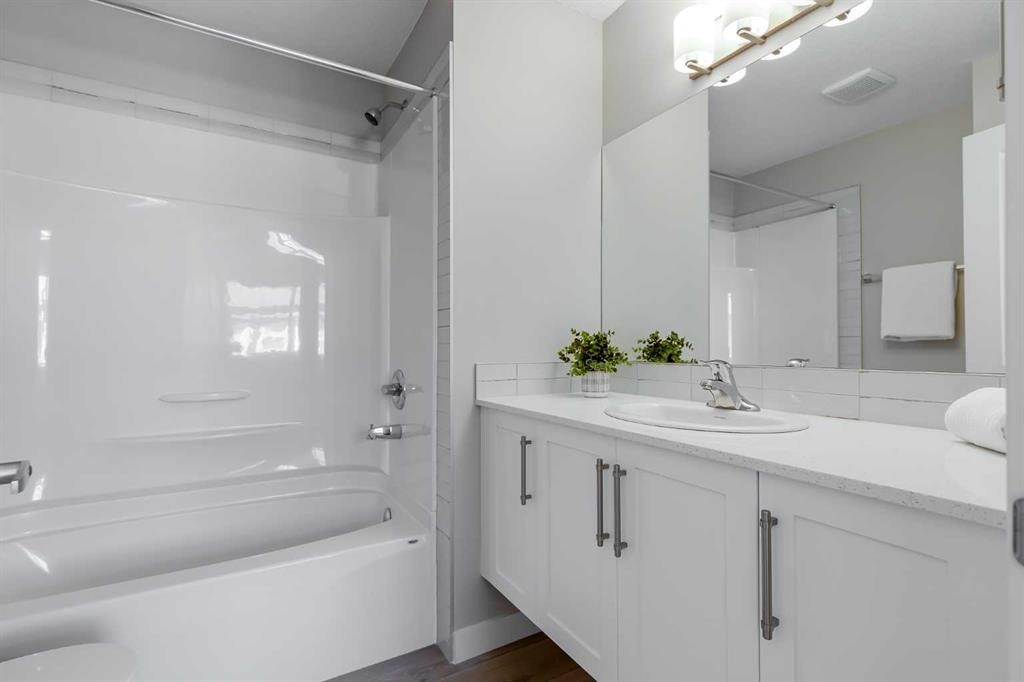 118 Legacy Path Se, Calgary, AB - Indoor Photo Showing Bathroom