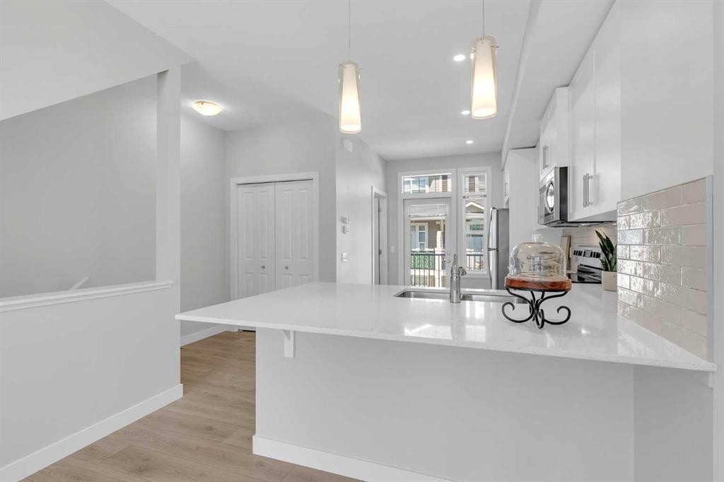 118 Legacy Path Se, Calgary, AB - Indoor Photo Showing Kitchen