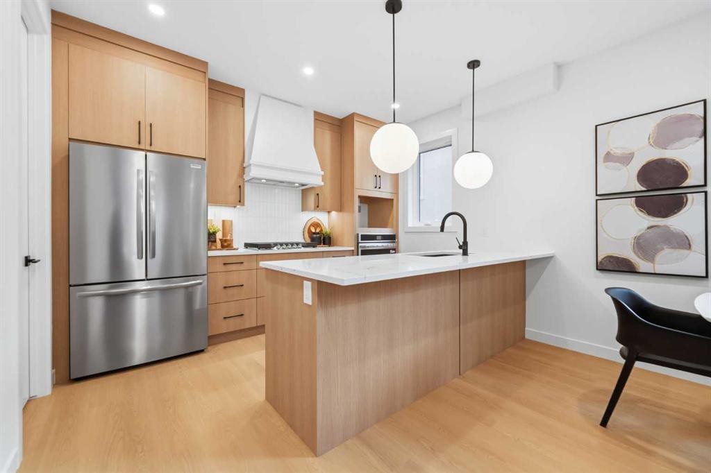 2-521 15 Avenue Ne, Calgary, AB - Indoor Photo Showing Kitchen With Upgraded Kitchen