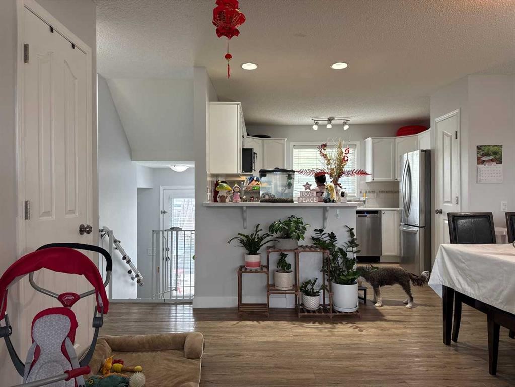 8-304 Ross Avenue, Cochrane, AB - Indoor Photo Showing Other Room