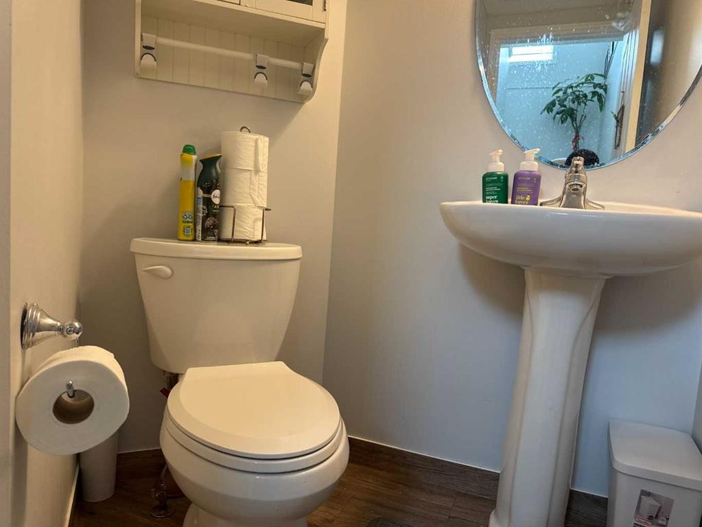 8-304 Ross Avenue, Cochrane, AB - Indoor Photo Showing Bathroom