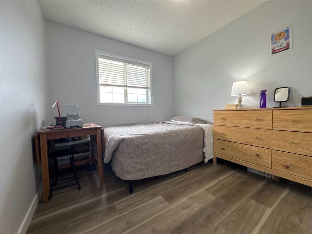 8-304 Ross Avenue, Cochrane, AB - Indoor Photo Showing Bedroom