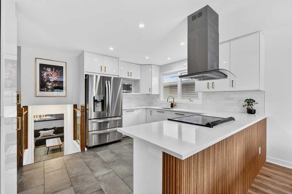 584 Woodhill Place Sw, Calgary, AB - Indoor Photo Showing Kitchen With Stainless Steel Kitchen With Upgraded Kitchen
