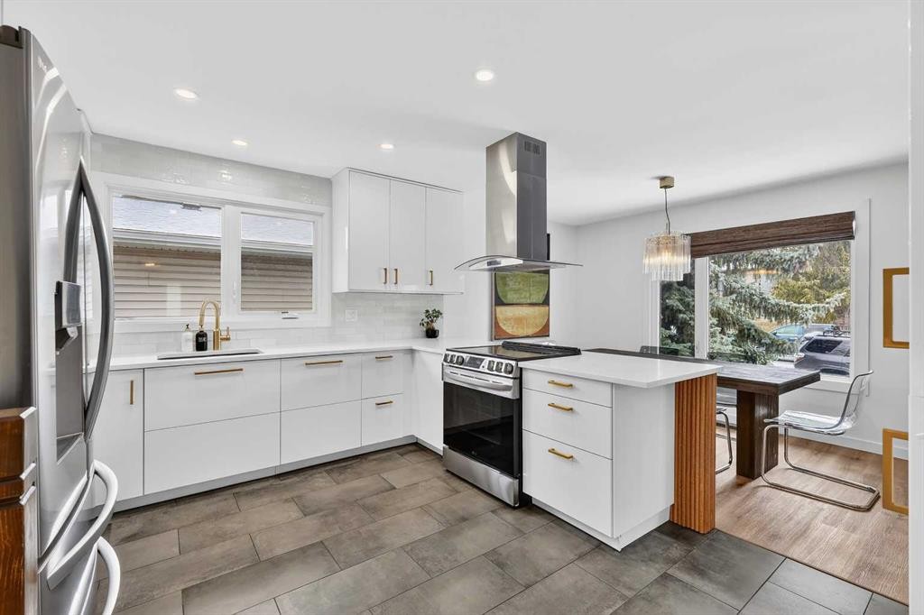 584 Woodhill Place Sw, Calgary, AB - Indoor Photo Showing Kitchen With Upgraded Kitchen