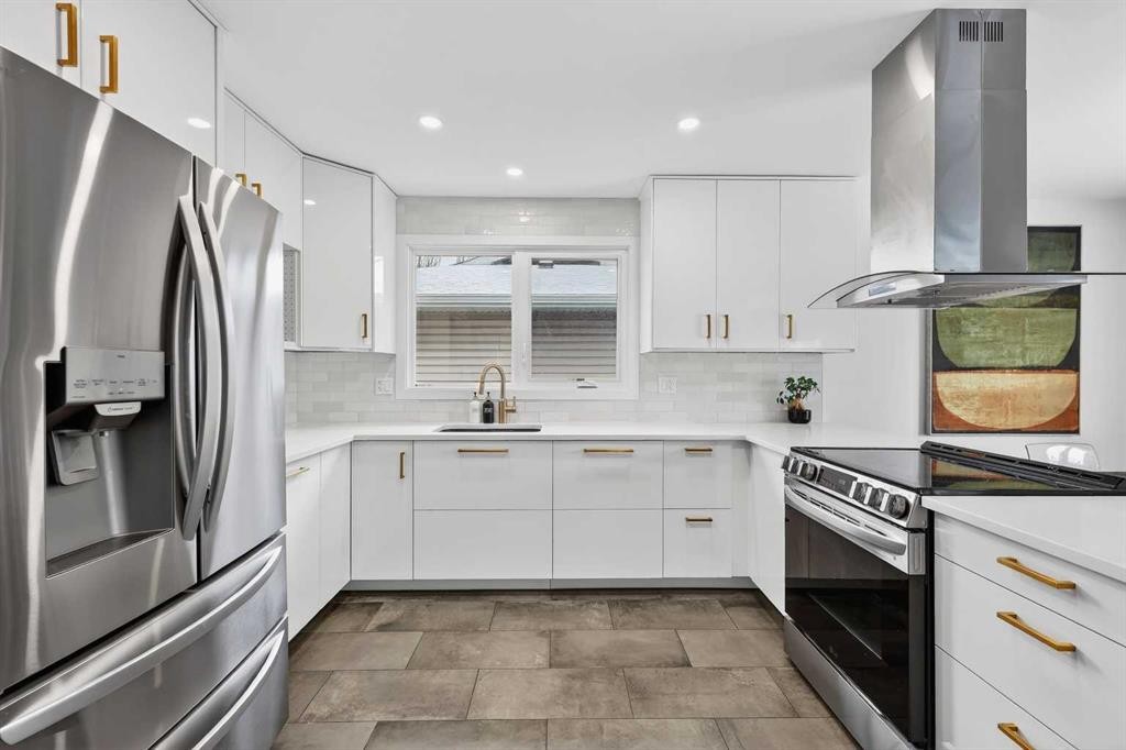 584 Woodhill Place Sw, Calgary, AB - Indoor Photo Showing Kitchen With Stainless Steel Kitchen With Upgraded Kitchen