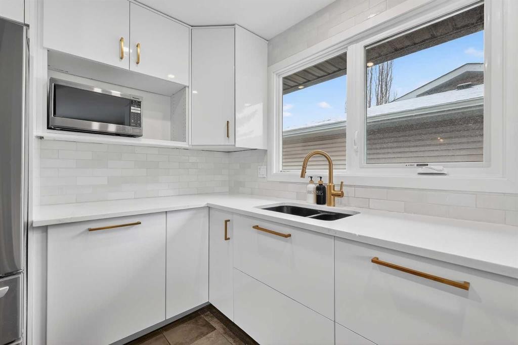 584 Woodhill Place Sw, Calgary, AB - Indoor Photo Showing Kitchen With Double Sink With Upgraded Kitchen
