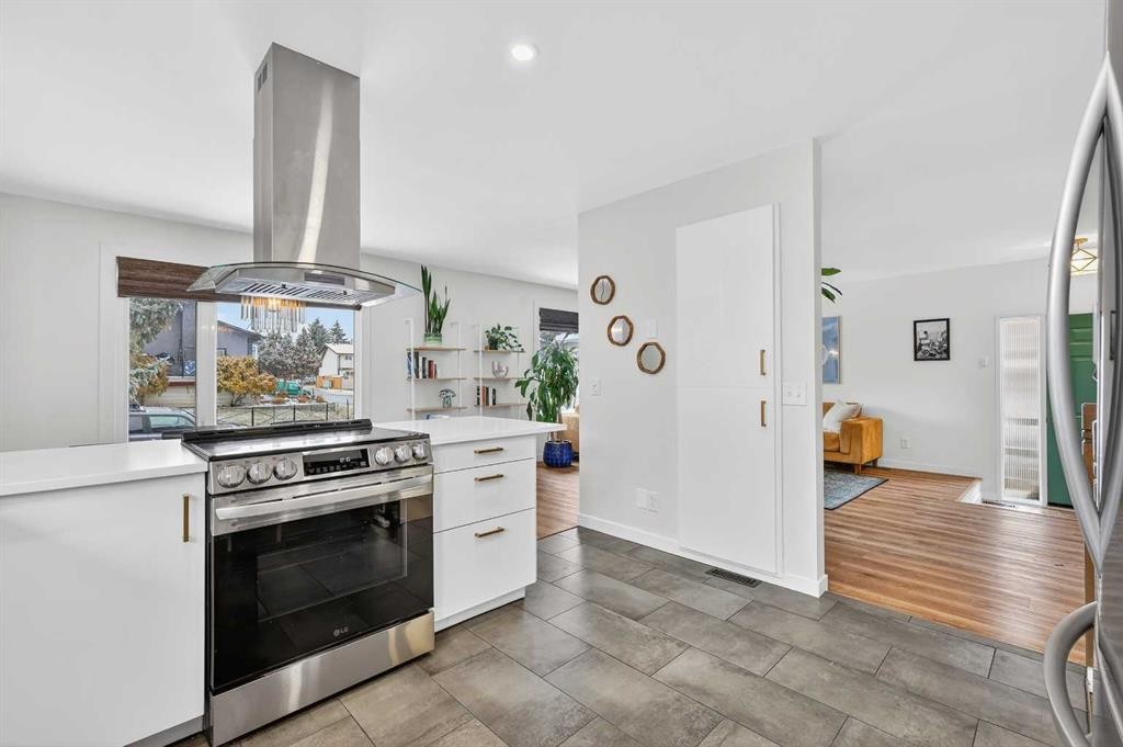 584 Woodhill Place Sw, Calgary, AB - Indoor Photo Showing Kitchen