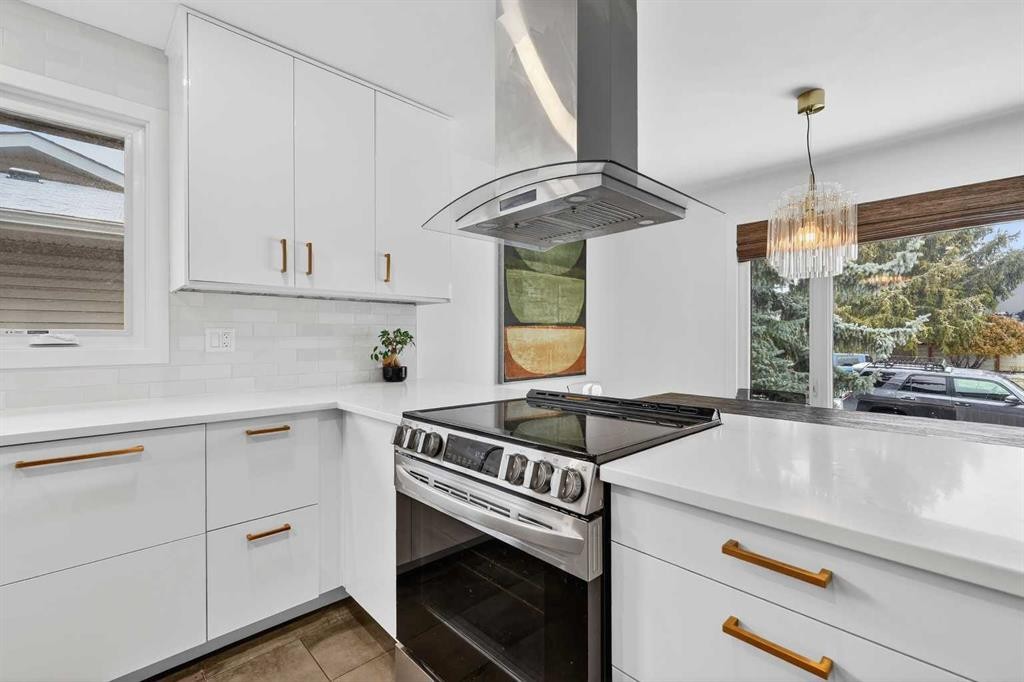 584 Woodhill Place Sw, Calgary, AB - Indoor Photo Showing Kitchen