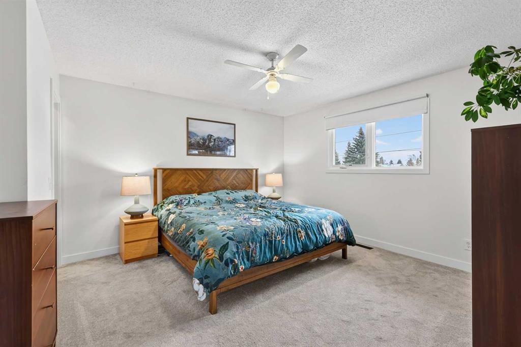 584 Woodhill Place Sw, Calgary, AB - Indoor Photo Showing Bedroom