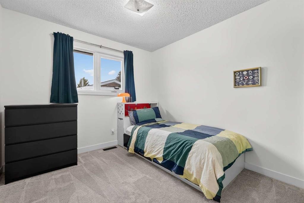 584 Woodhill Place Sw, Calgary, AB - Indoor Photo Showing Bedroom