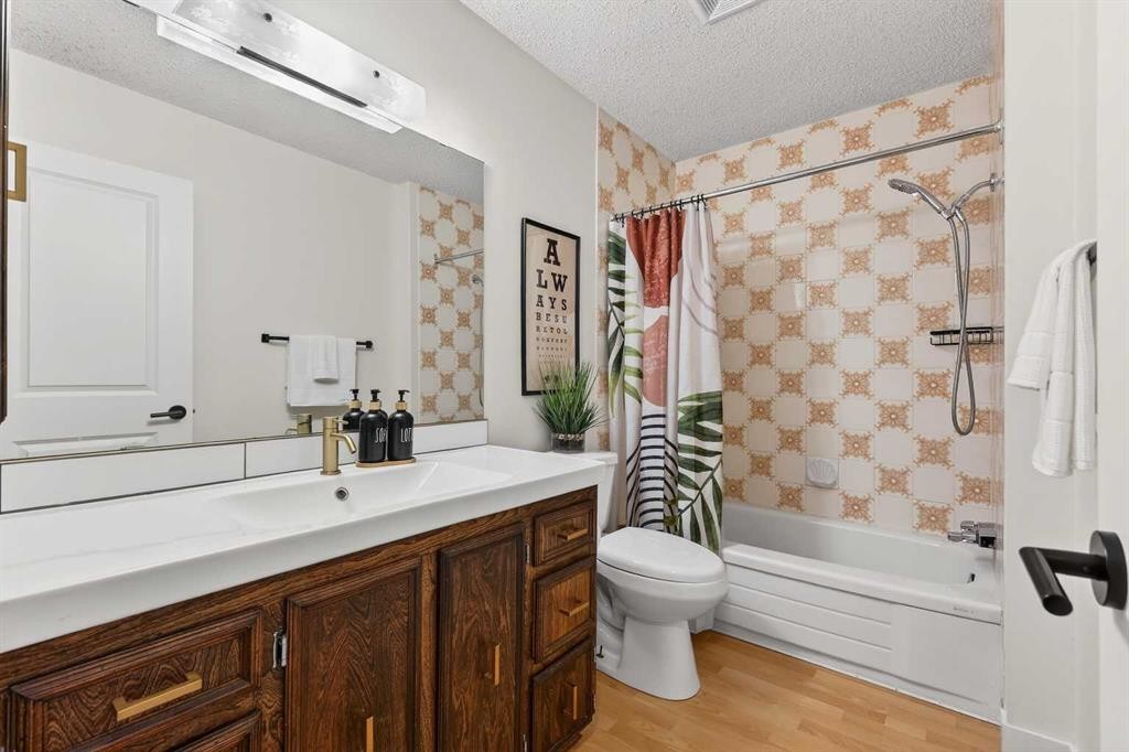 584 Woodhill Place Sw, Calgary, AB - Indoor Photo Showing Bathroom