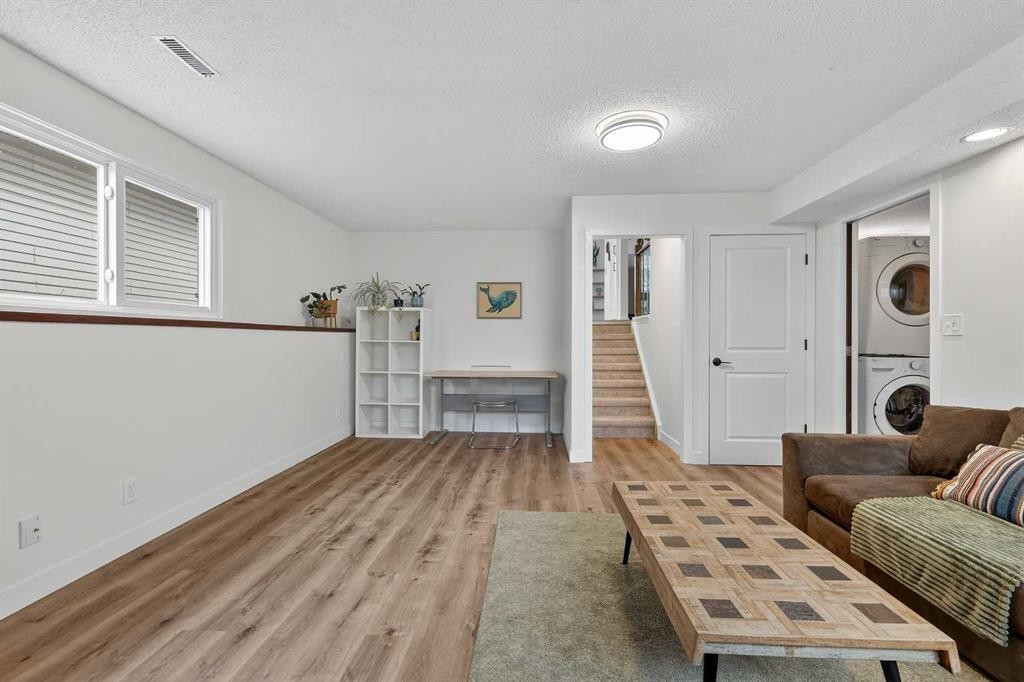 584 Woodhill Place Sw, Calgary, AB - Indoor