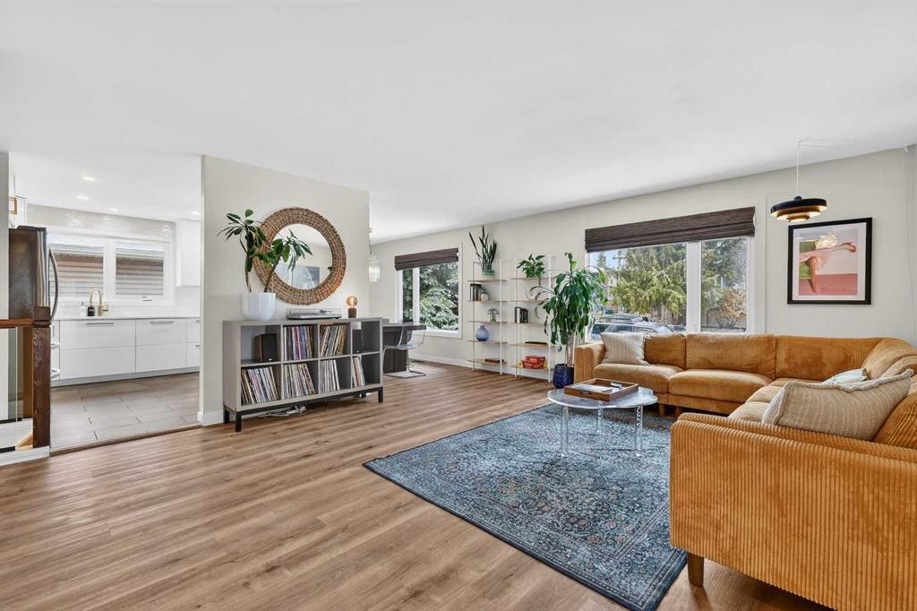 584 Woodhill Place Sw, Calgary, AB - Indoor Photo Showing Living Room