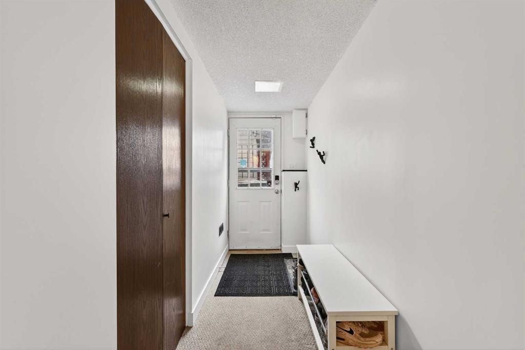 584 Woodhill Place Sw, Calgary, AB - Indoor Photo Showing Other Room
