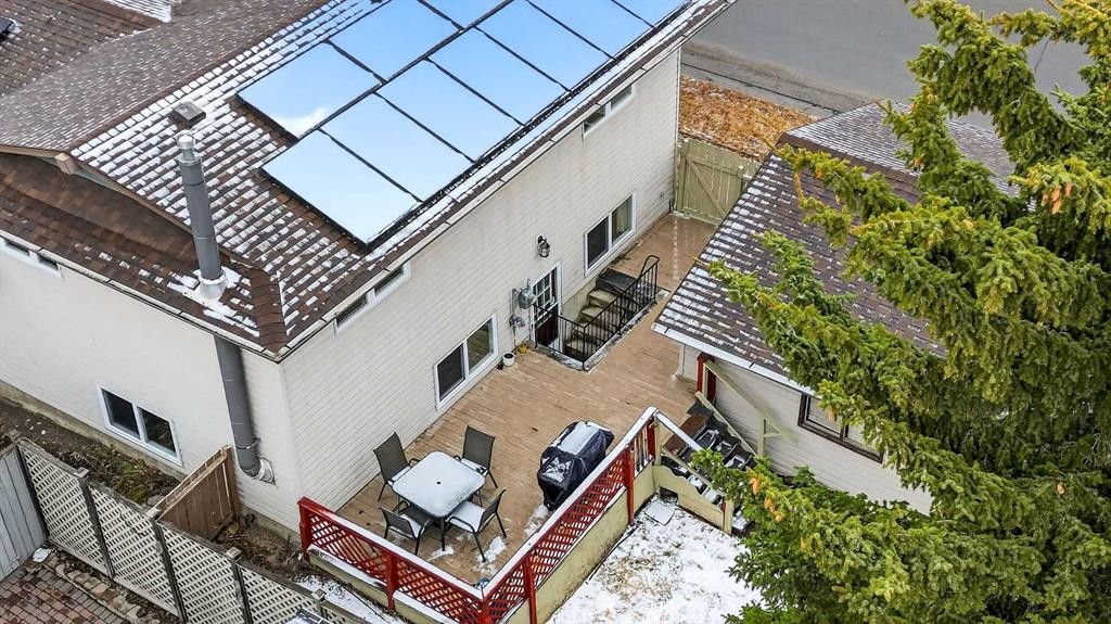 584 Woodhill Place Sw, Calgary, AB - Outdoor