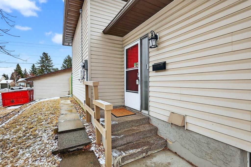 584 Woodhill Place Sw, Calgary, AB - Outdoor With Exterior