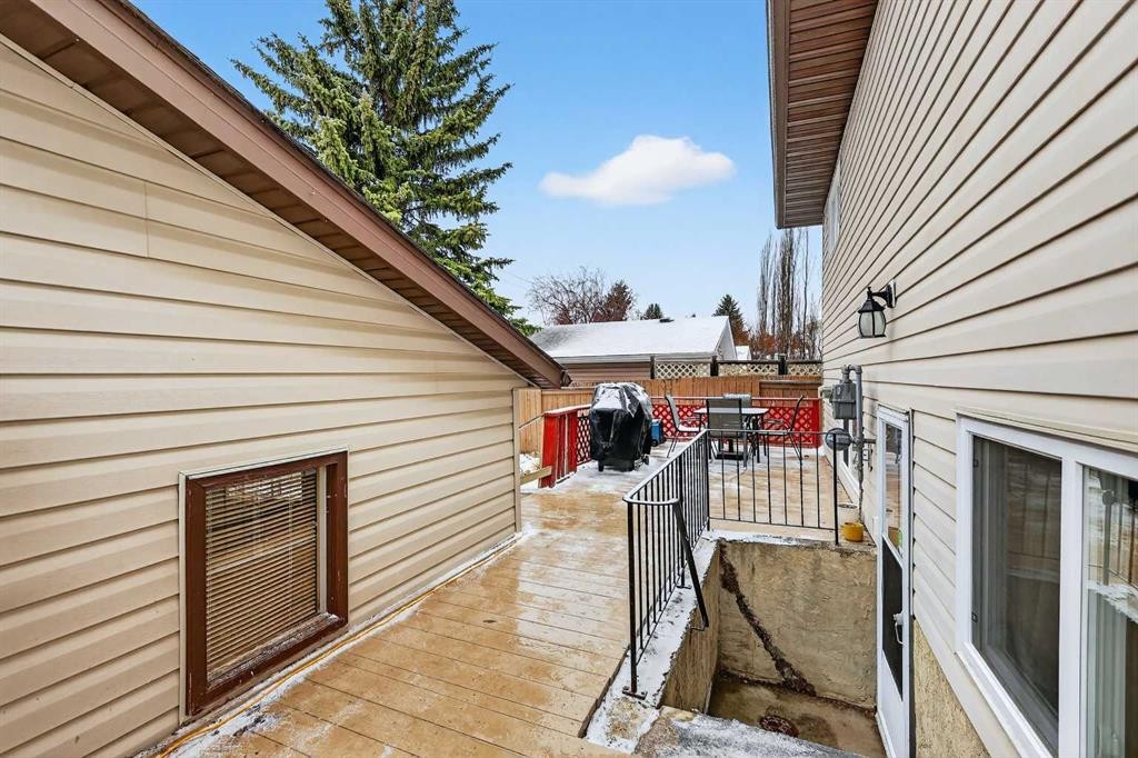 584 Woodhill Place Sw, Calgary, AB - Outdoor With Exterior