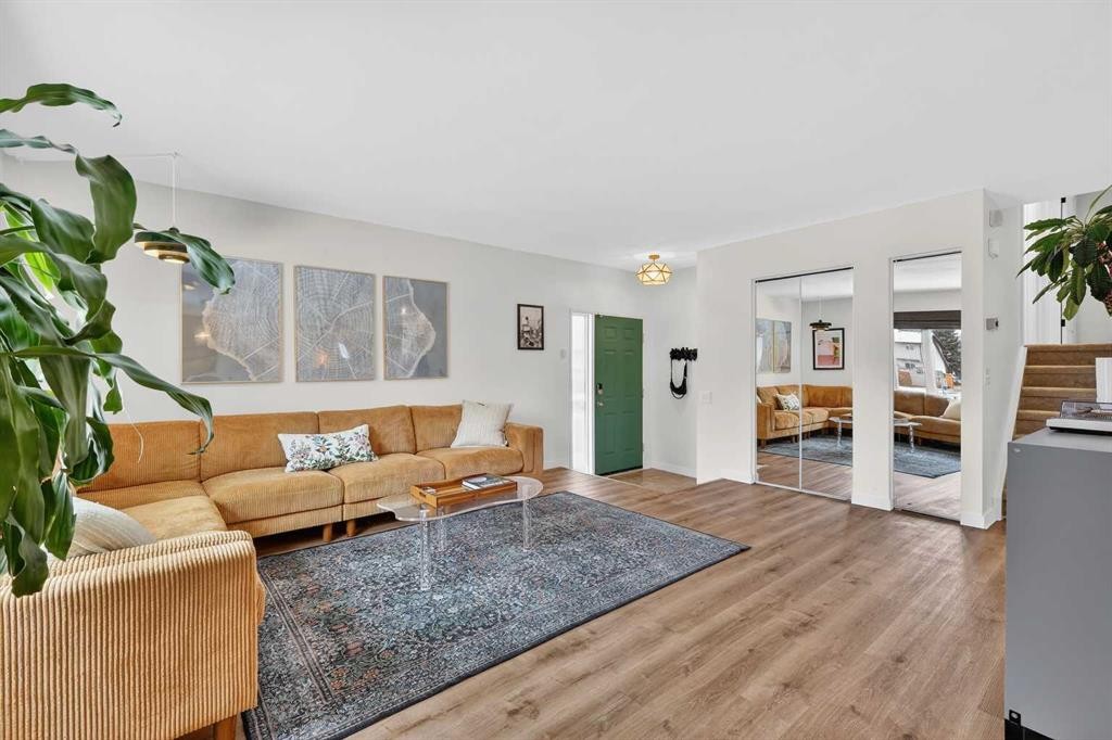 584 Woodhill Place Sw, Calgary, AB - Indoor Photo Showing Living Room