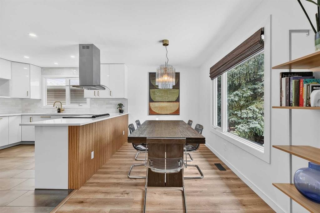 584 Woodhill Place Sw, Calgary, AB - Indoor Photo Showing Kitchen With Upgraded Kitchen