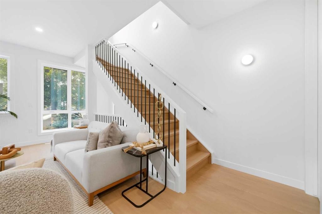 1-521 15 Avenue Ne, Calgary, AB - Indoor Photo Showing Other Room
