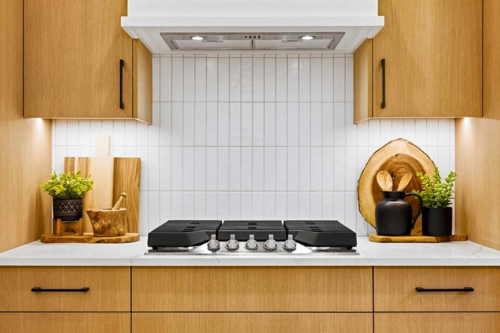1-521 15 Avenue Ne, Calgary, AB - Indoor Photo Showing Kitchen