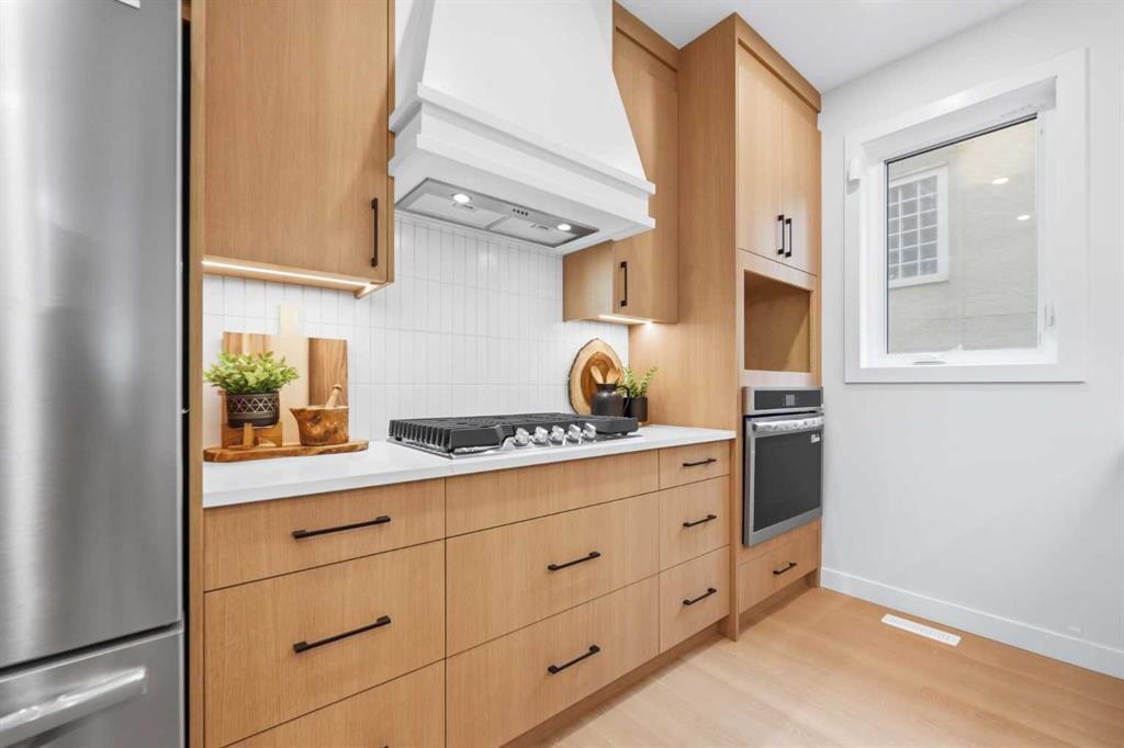 1-521 15 Avenue Ne, Calgary, AB - Indoor Photo Showing Kitchen