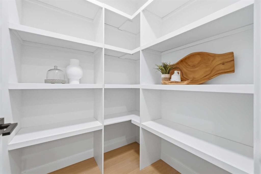 1-521 15 Avenue Ne, Calgary, AB - Indoor With Storage