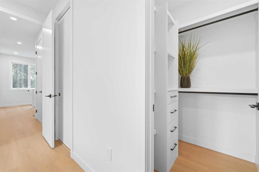 1-521 15 Avenue Ne, Calgary, AB - Indoor Photo Showing Other Room