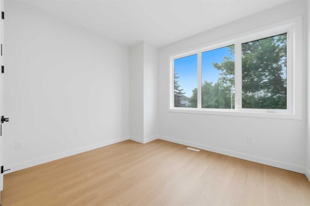 1-521 15 Avenue Ne, Calgary, AB - Indoor Photo Showing Other Room