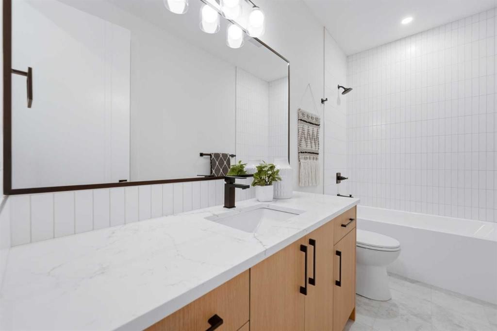 1-521 15 Avenue Ne, Calgary, AB - Indoor Photo Showing Bathroom