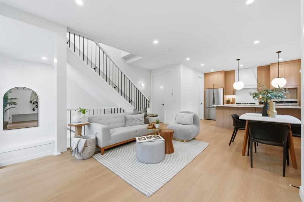 1-521 15 Avenue Ne, Calgary, AB - Indoor Photo Showing Living Room