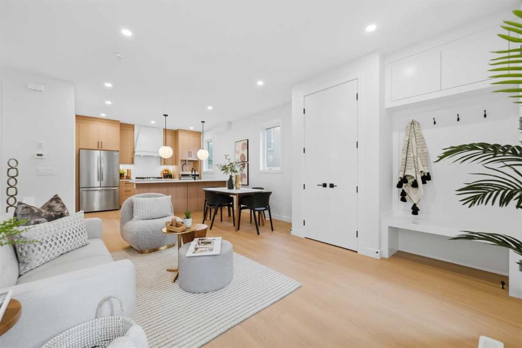 1-521 15 Avenue Ne, Calgary, AB - Indoor Photo Showing Living Room