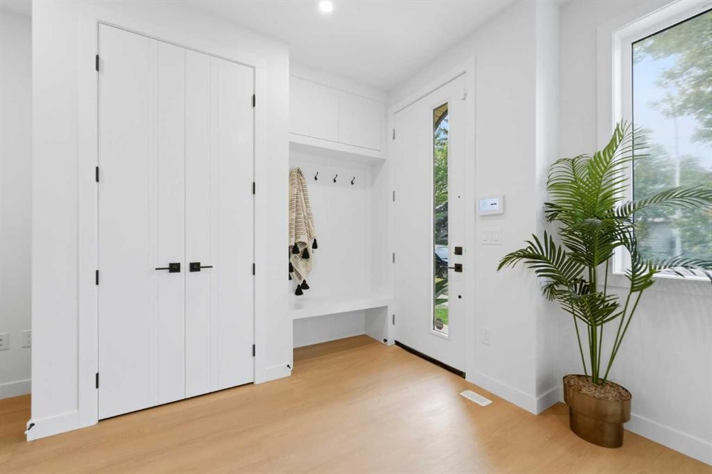 1-521 15 Avenue Ne, Calgary, AB - Indoor Photo Showing Other Room