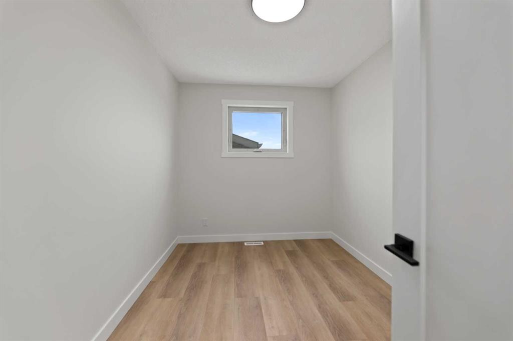 2031 24 Avenue Ne, Calgary, AB - Indoor Photo Showing Other Room