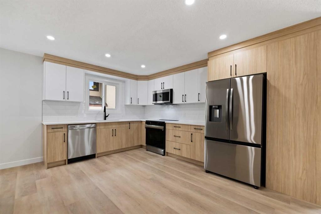 2031 24 Avenue Ne, Calgary, AB - Indoor Photo Showing Kitchen