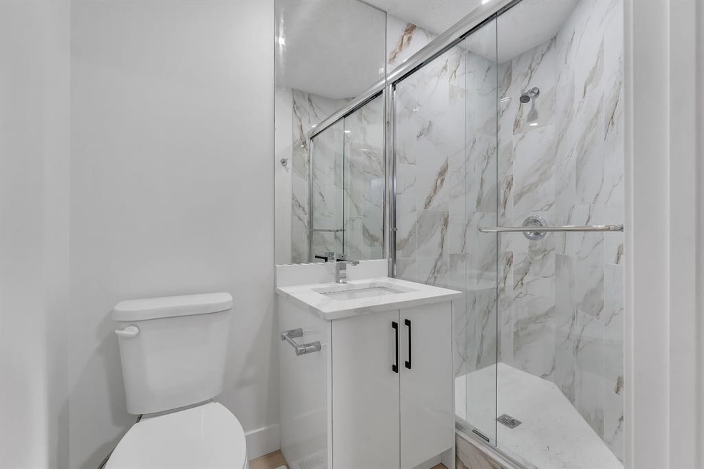 52 Saddlecreek Terrace, Calgary, AB - Indoor Photo Showing Bathroom
