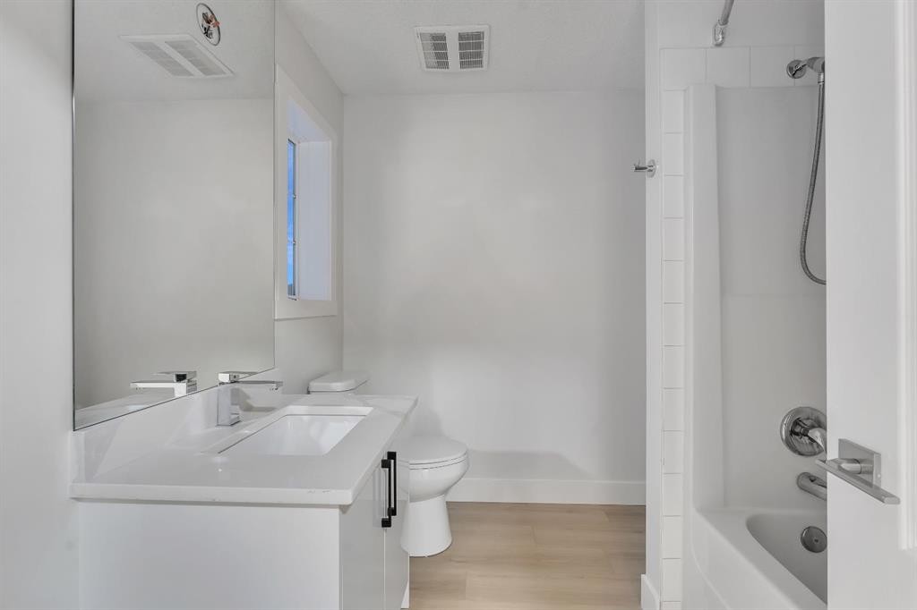 52 Saddlecreek Terrace, Calgary, AB - Indoor Photo Showing Bathroom