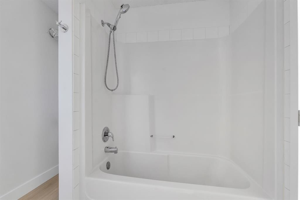 52 Saddlecreek Terrace, Calgary, AB - Indoor Photo Showing Bathroom